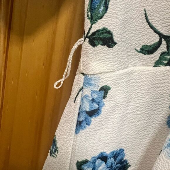 Gorgeous Altar’d State size S blue floral romper - Picture 3 of 9